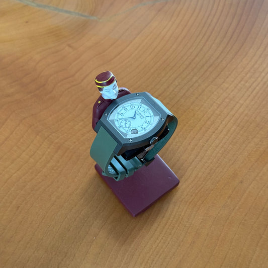 Bellboy watch holder displaying a watch with a green strap – Artisan Watch Co.